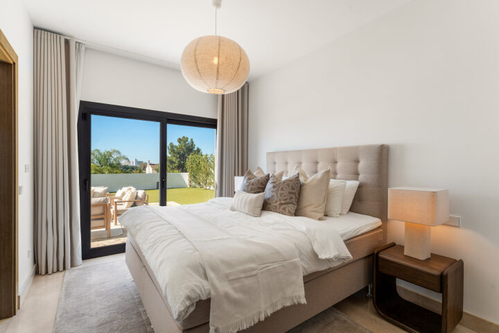 Villa Solara - Contemporary Luxury Villa with Frontline Golf Views in Benahavis