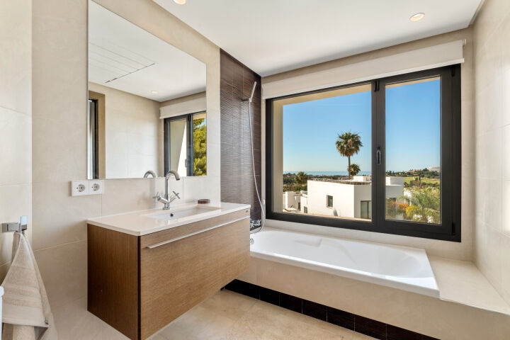 Villa Solara - Contemporary Luxury Villa with Frontline Golf Views in Benahavis