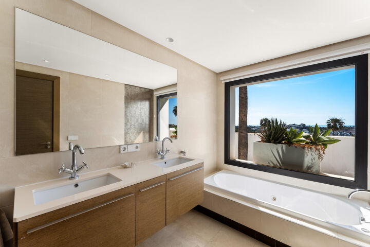 Villa Solara - Contemporary Luxury Villa with Frontline Golf Views in Benahavis