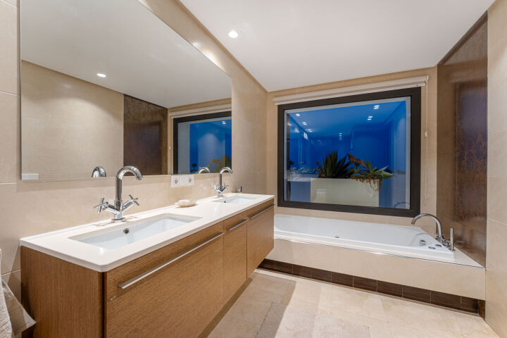 Villa Solara - Contemporary Luxury Villa with Frontline Golf Views in Benahavis