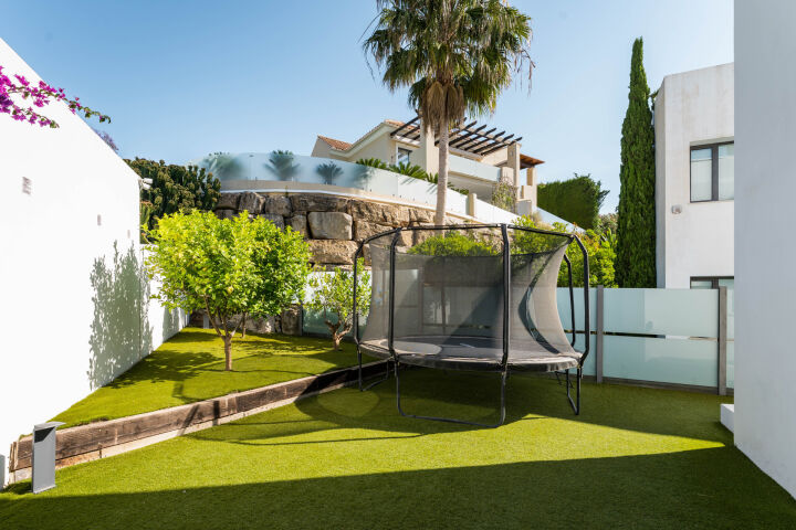 Villa Solara - Contemporary Luxury Villa with Frontline Golf Views in Benahavis