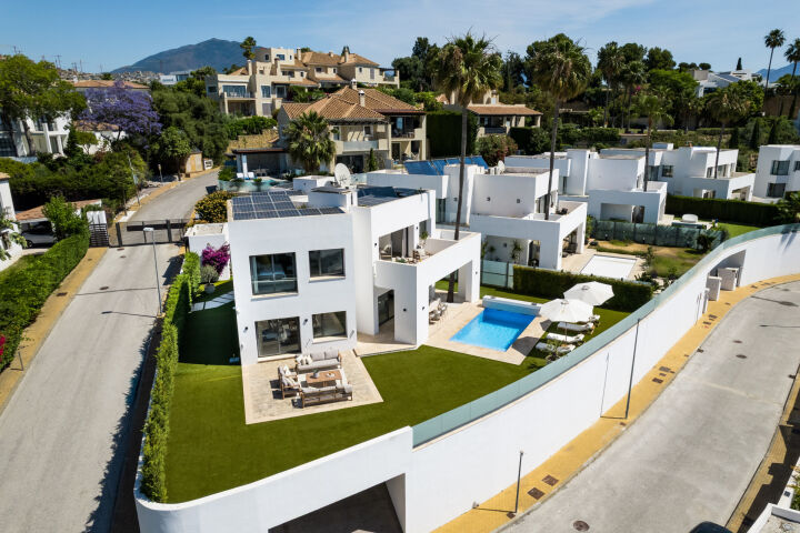 Villa Solara - Contemporary Luxury Villa with Frontline Golf Views in Benahavis