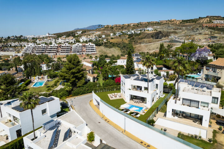 Villa Solara - Contemporary Luxury Villa with Frontline Golf Views in Benahavis