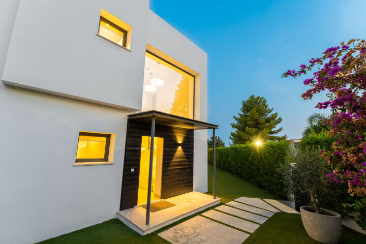 Villa Solara - Contemporary Luxury Villa with Frontline Golf Views in Benahavis
