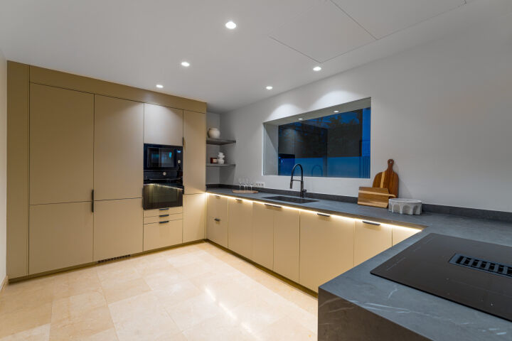 Villa Solara - Contemporary Luxury Villa with Frontline Golf Views in Benahavis