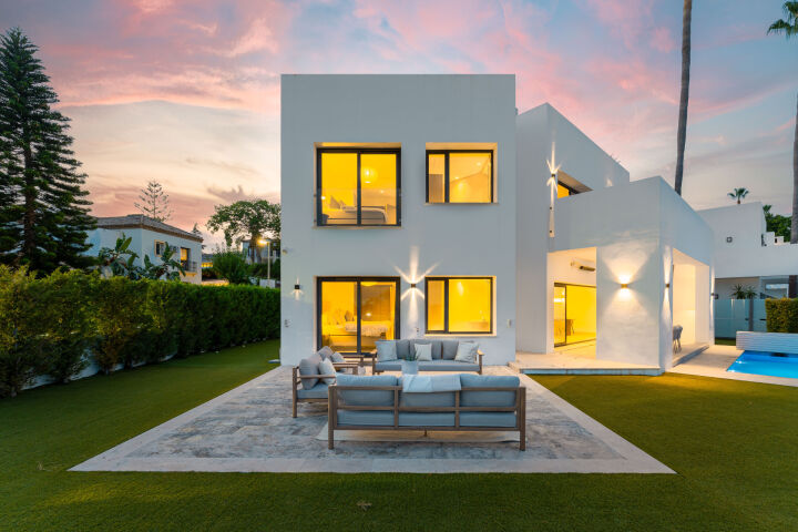 Villa Solara - Contemporary Luxury Villa with Frontline Golf Views in Benahavis