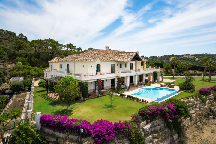 Villa Karolina - Elegant Estate with Breathtaking Sea Views in Estepona