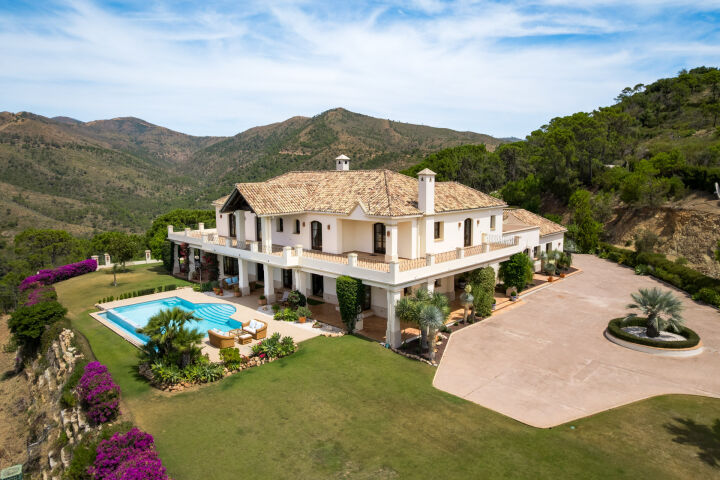 Villa Karolina - Elegant Estate with Breathtaking Sea Views in Estepona