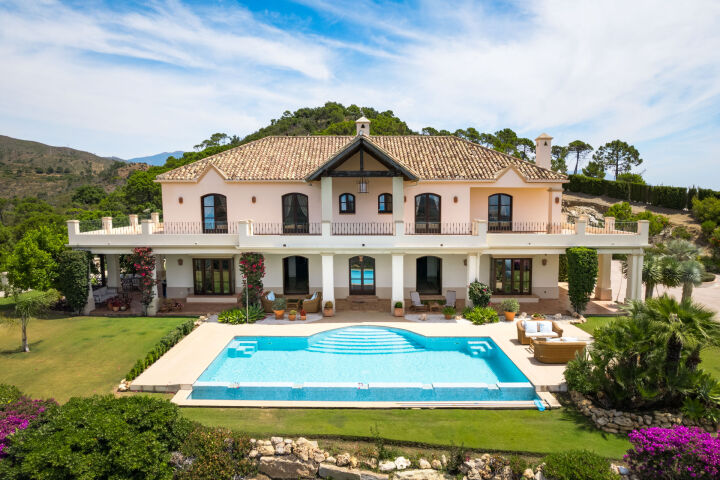 Villa Karolina - Elegant Estate with Breathtaking Sea Views in Estepona
