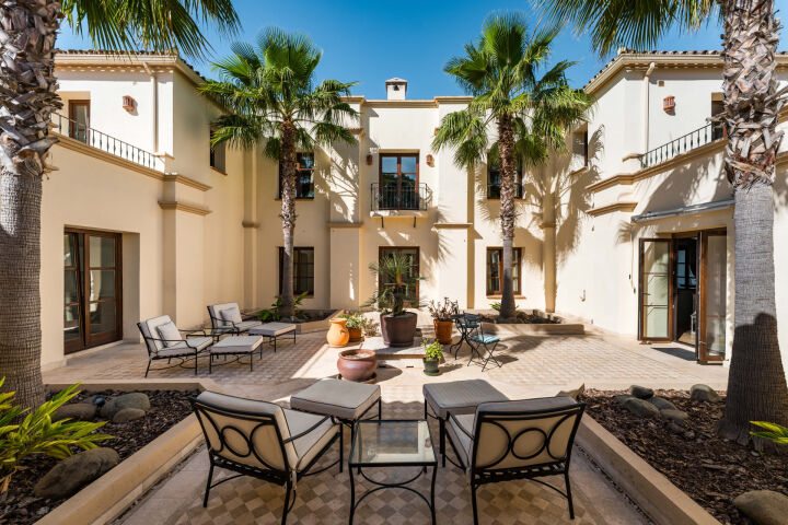 Villa Karolina - Elegant Estate with Breathtaking Sea Views in Estepona