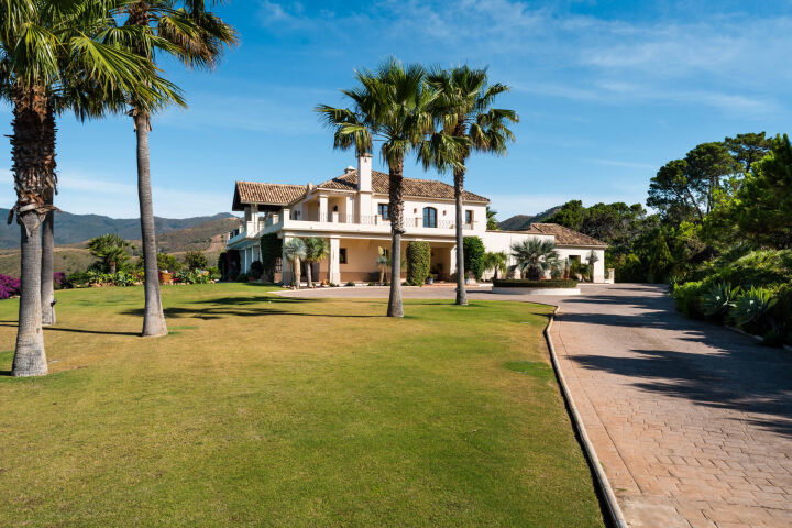 Villa Karolina - Elegant Estate with Breathtaking Sea Views in Estepona