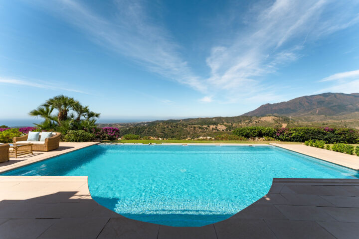 Villa Karolina - Elegant Estate with Breathtaking Sea Views in Estepona