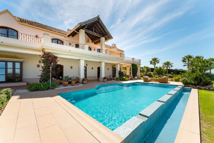 Villa Karolina - Elegant Estate with Breathtaking Sea Views in Estepona