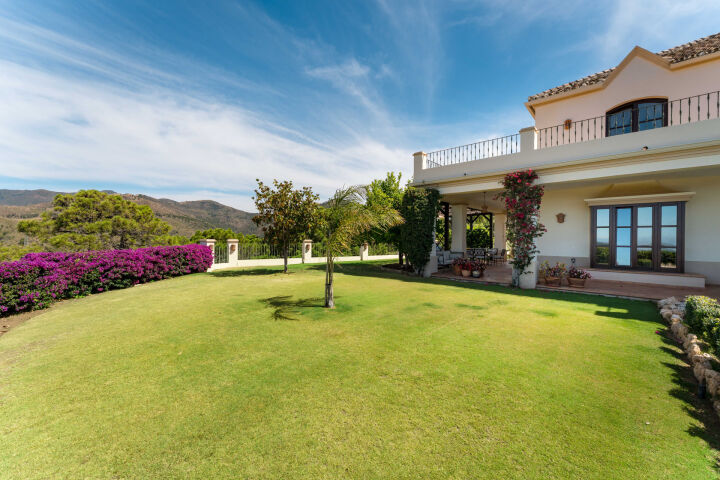 Villa Karolina - Elegant Estate with Breathtaking Sea Views in Estepona