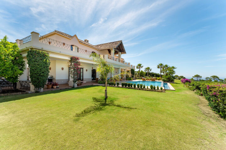 Villa Karolina - Elegant Estate with Breathtaking Sea Views in Estepona
