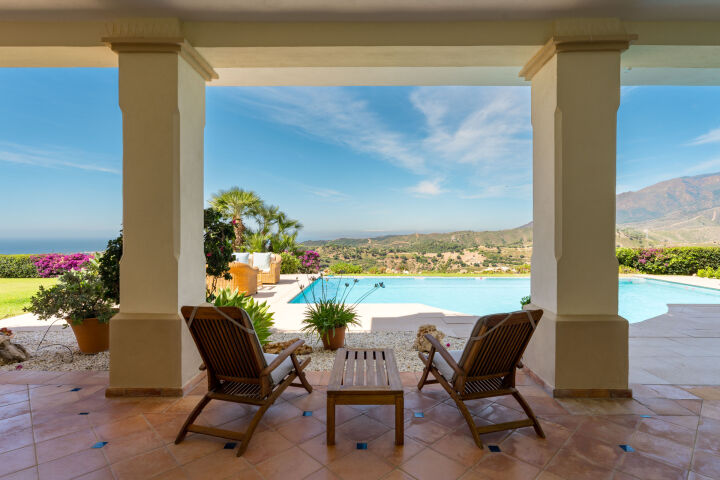 Villa Karolina - Elegant Estate with Breathtaking Sea Views in Estepona