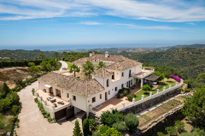 Villa Karolina - Elegant Estate with Breathtaking Sea Views in Estepona