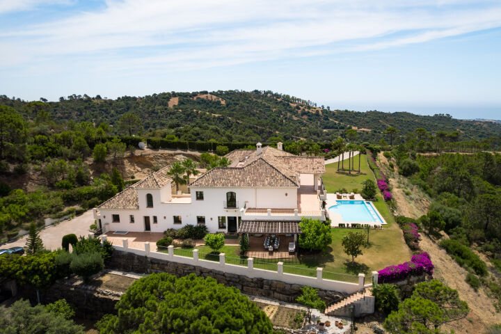 Villa Karolina - Elegant Estate with Breathtaking Sea Views in Estepona