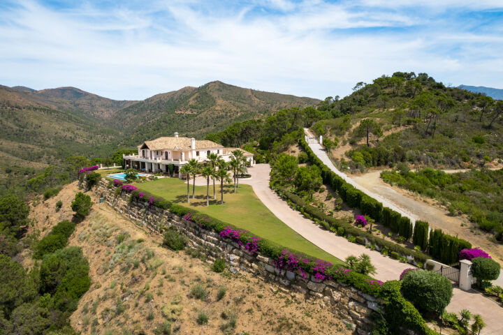 Villa Karolina - Elegant Estate with Breathtaking Sea Views in Estepona