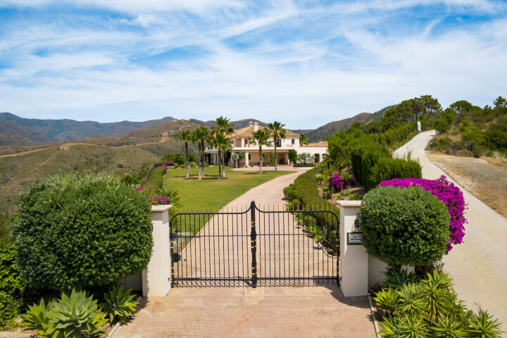 Villa Karolina - Elegant Estate with Breathtaking Sea Views in Estepona