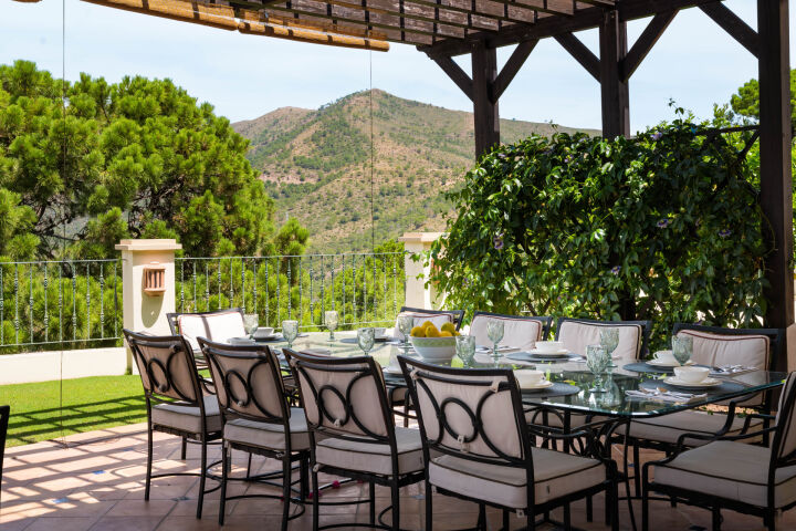 Villa Karolina - Elegant Estate with Breathtaking Sea Views in Estepona