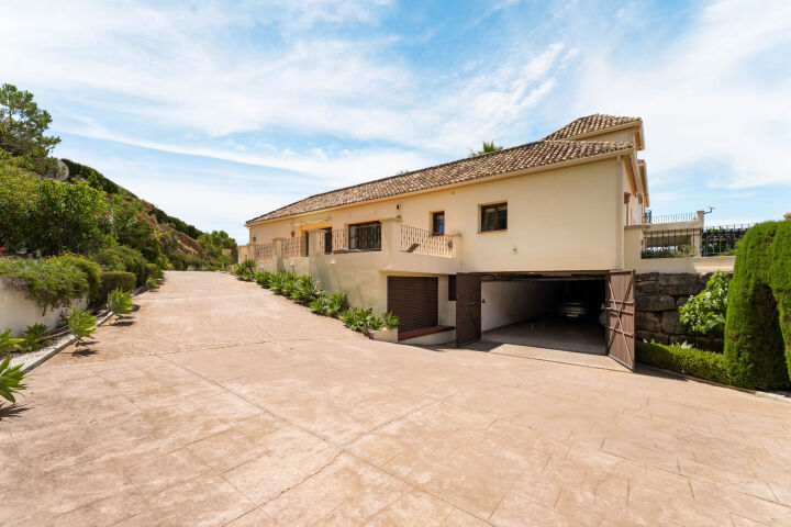 Villa Karolina - Elegant Estate with Breathtaking Sea Views in Estepona