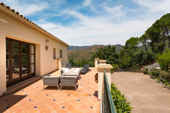 Villa Karolina - Elegant Estate with Breathtaking Sea Views in Estepona