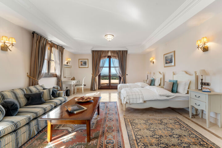 Villa Karolina - Elegant Estate with Breathtaking Sea Views in Estepona