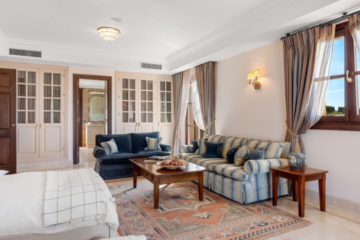 Villa Karolina - Elegant Estate with Breathtaking Sea Views in Estepona