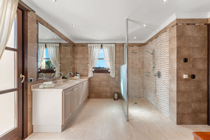 Villa Karolina - Elegant Estate with Breathtaking Sea Views in Estepona