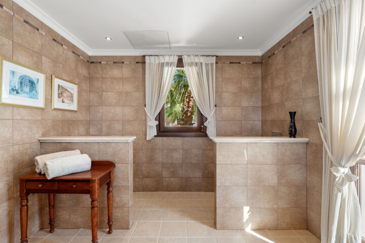 Villa Karolina - Elegant Estate with Breathtaking Sea Views in Estepona