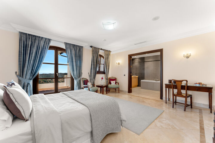 Villa Karolina - Elegant Estate with Breathtaking Sea Views in Estepona