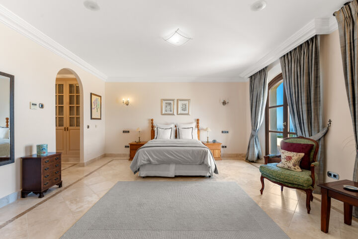 Villa Karolina - Elegant Estate with Breathtaking Sea Views in Estepona
