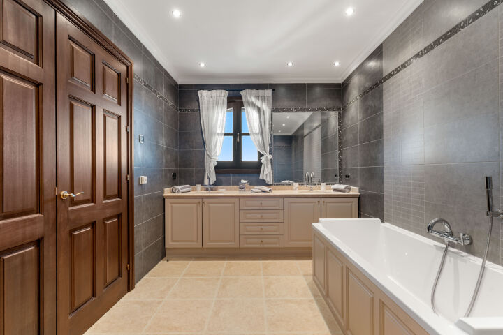 Villa Karolina - Elegant Estate with Breathtaking Sea Views in Estepona
