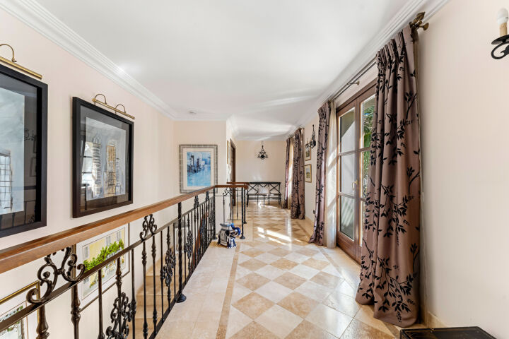 Villa Karolina - Elegant Estate with Breathtaking Sea Views in Estepona