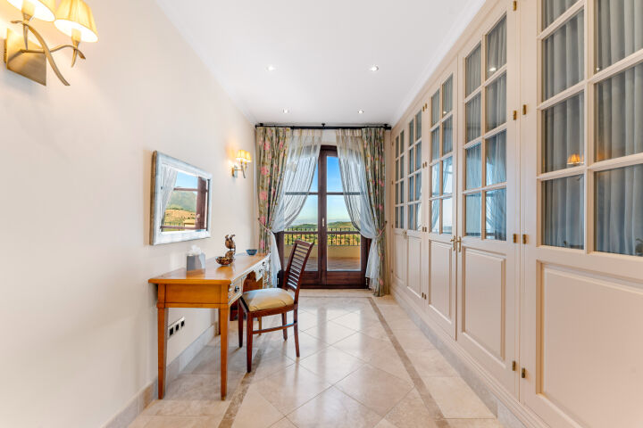 Villa Karolina - Elegant Estate with Breathtaking Sea Views in Estepona