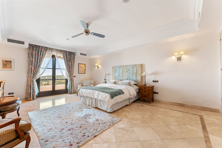Villa Karolina - Elegant Estate with Breathtaking Sea Views in Estepona