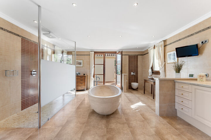 Villa Karolina - Elegant Estate with Breathtaking Sea Views in Estepona