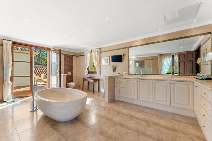 Villa Karolina - Elegant Estate with Breathtaking Sea Views in Estepona
