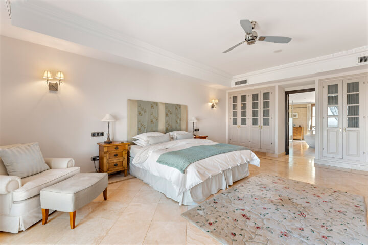 Villa Karolina - Elegant Estate with Breathtaking Sea Views in Estepona
