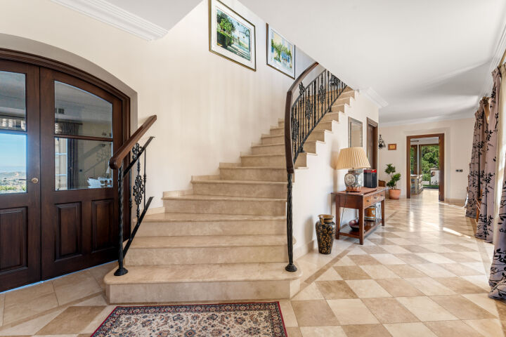 Villa Karolina - Elegant Estate with Breathtaking Sea Views in Estepona