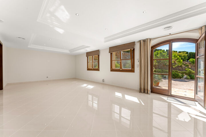 Villa Karolina - Elegant Estate with Breathtaking Sea Views in Estepona