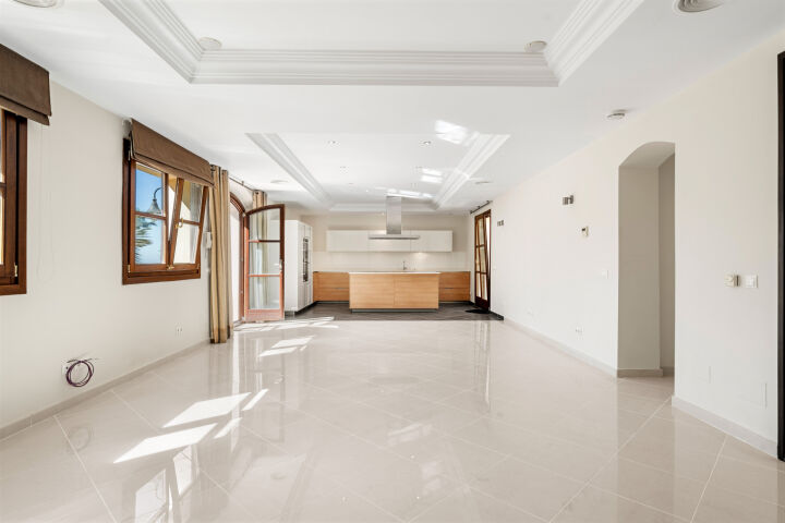 Villa Karolina - Elegant Estate with Breathtaking Sea Views in Estepona