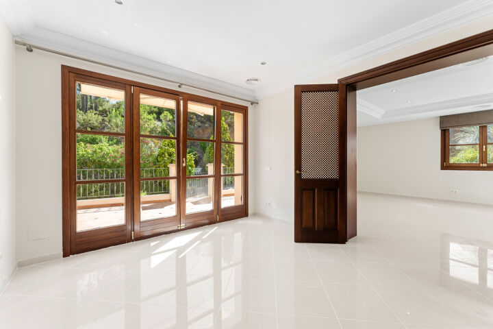 Villa Karolina - Elegant Estate with Breathtaking Sea Views in Estepona