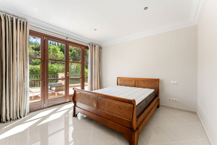 Villa Karolina - Elegant Estate with Breathtaking Sea Views in Estepona