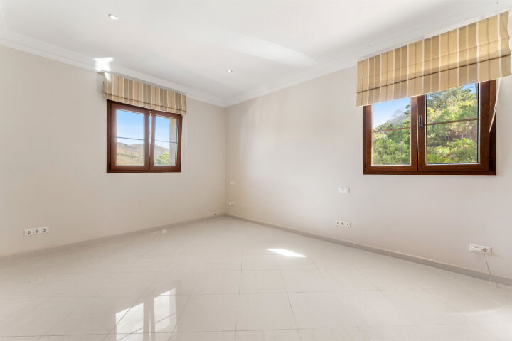 Villa Karolina - Elegant Estate with Breathtaking Sea Views in Estepona