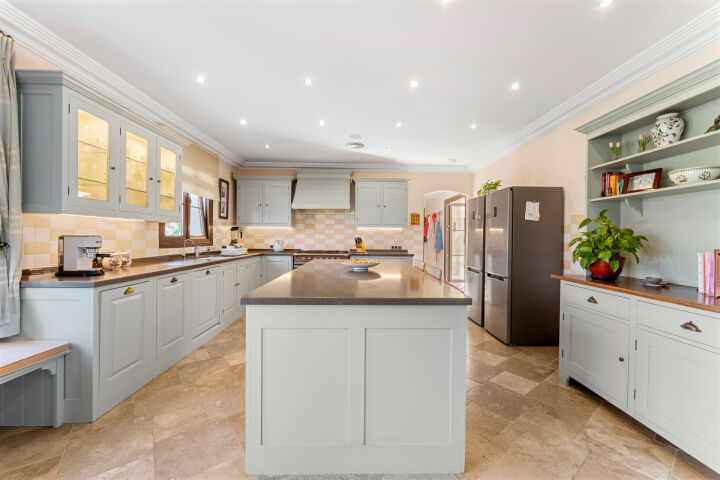 Villa Karolina - Elegant Estate with Breathtaking Sea Views in Estepona