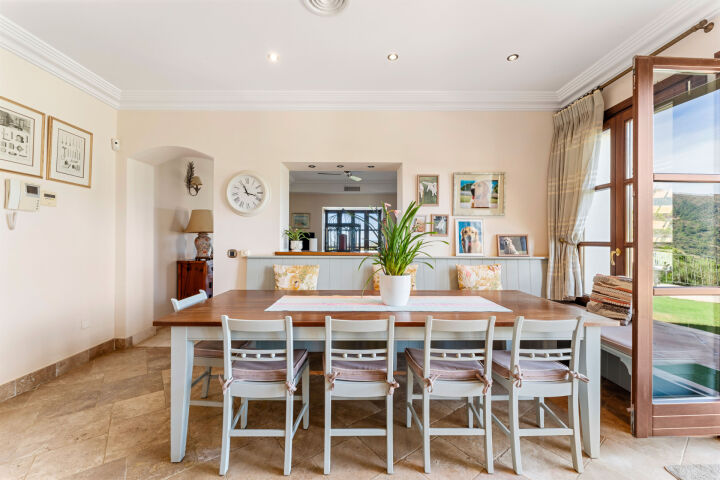 Villa Karolina - Elegant Estate with Breathtaking Sea Views in Estepona