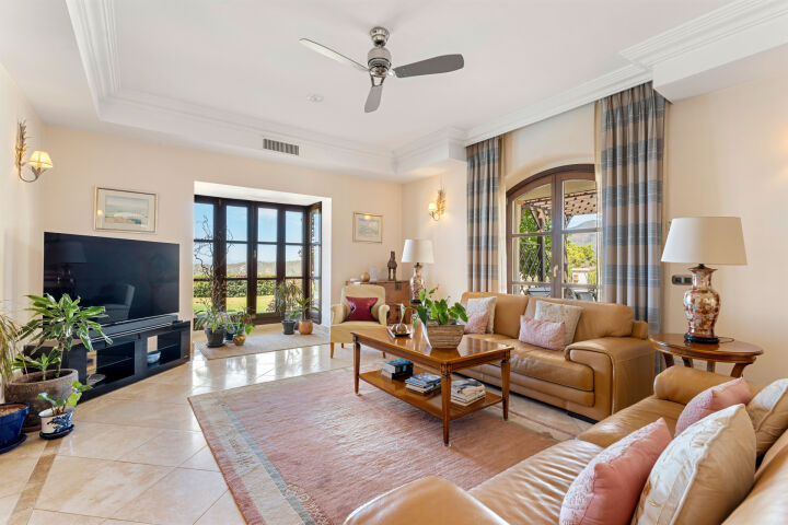 Villa Karolina - Elegant Estate with Breathtaking Sea Views in Estepona