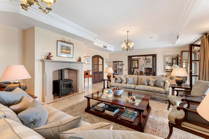 Villa Karolina - Elegant Estate with Breathtaking Sea Views in Estepona
